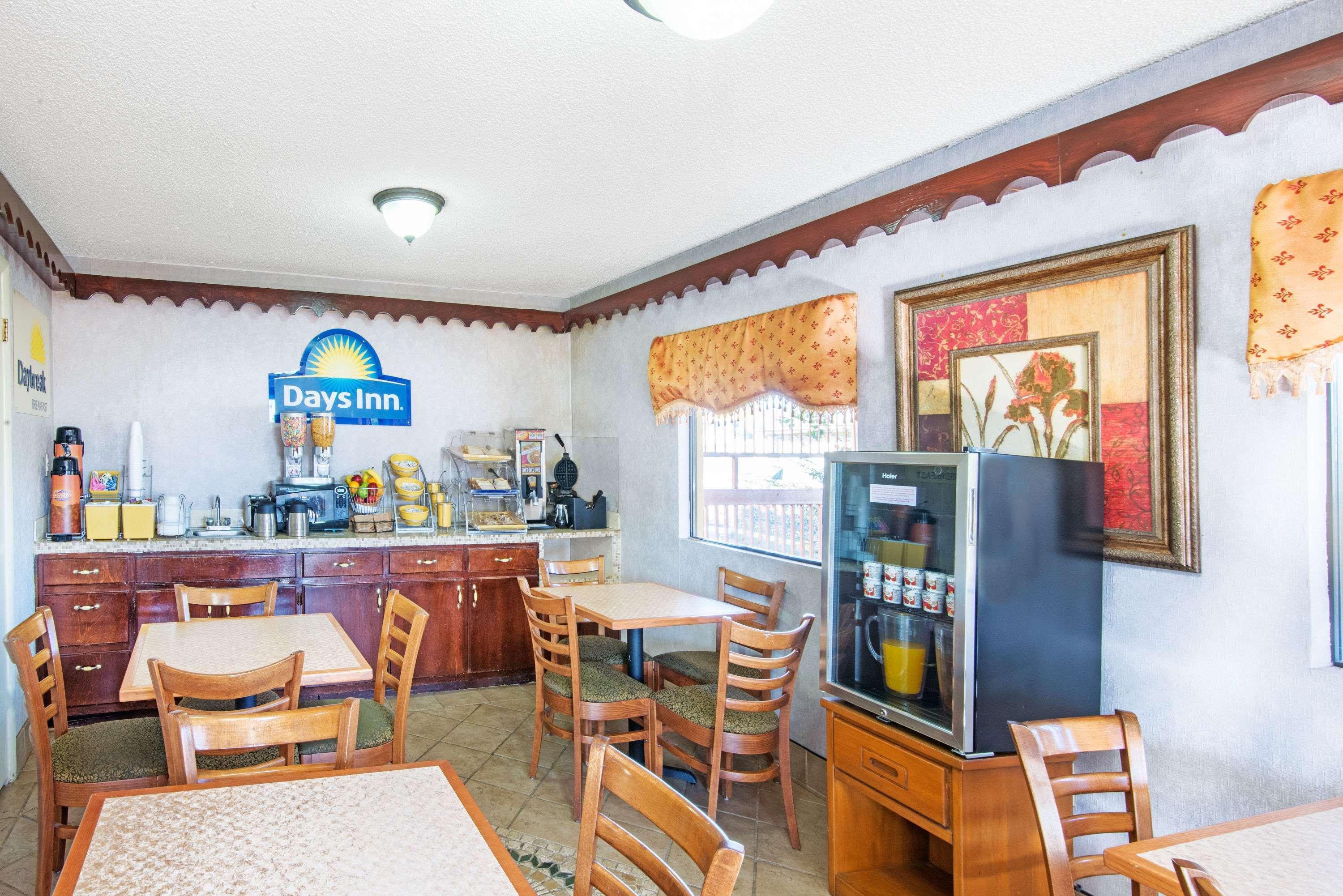 Days Inn By Wyndham オペライカ エクステリア 写真