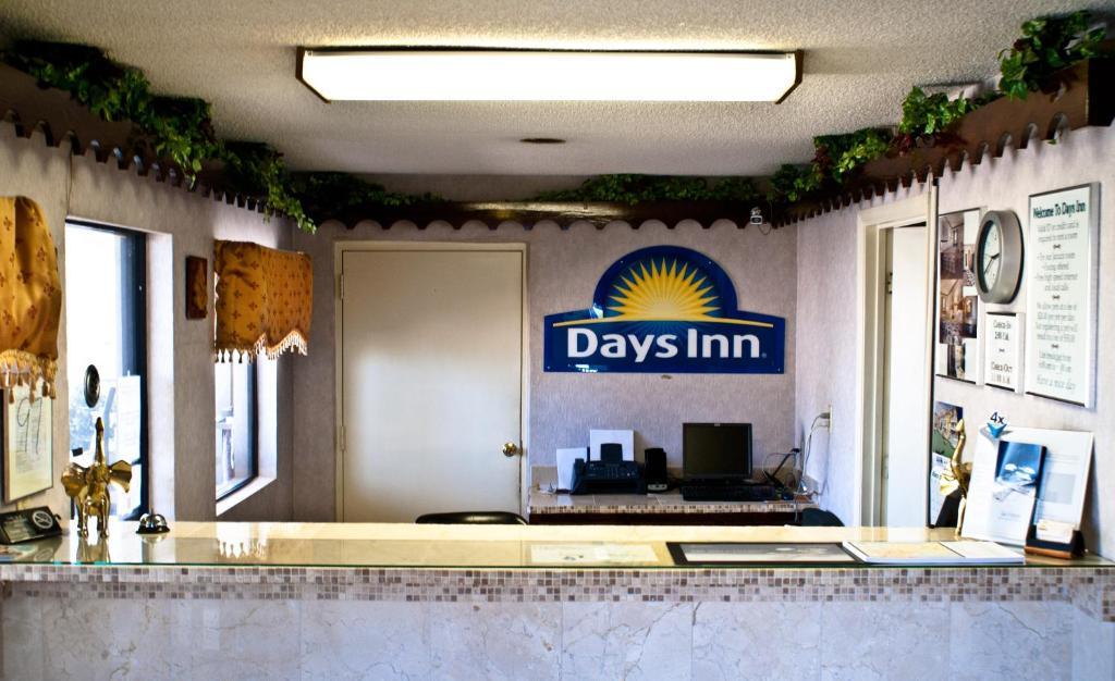 Days Inn By Wyndham オペライカ エクステリア 写真